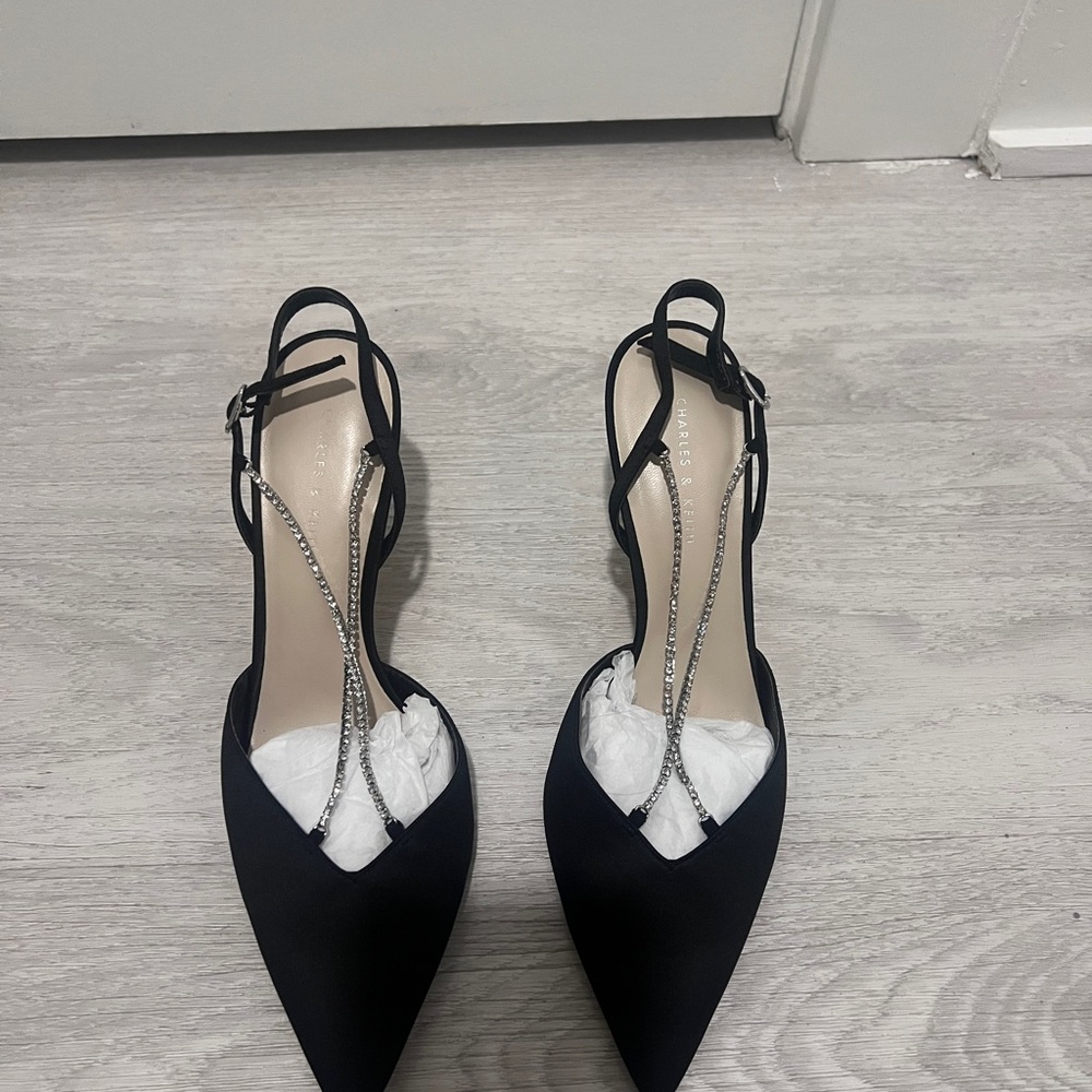 Elegant Black Slingback Heels - Picture 3 of 3